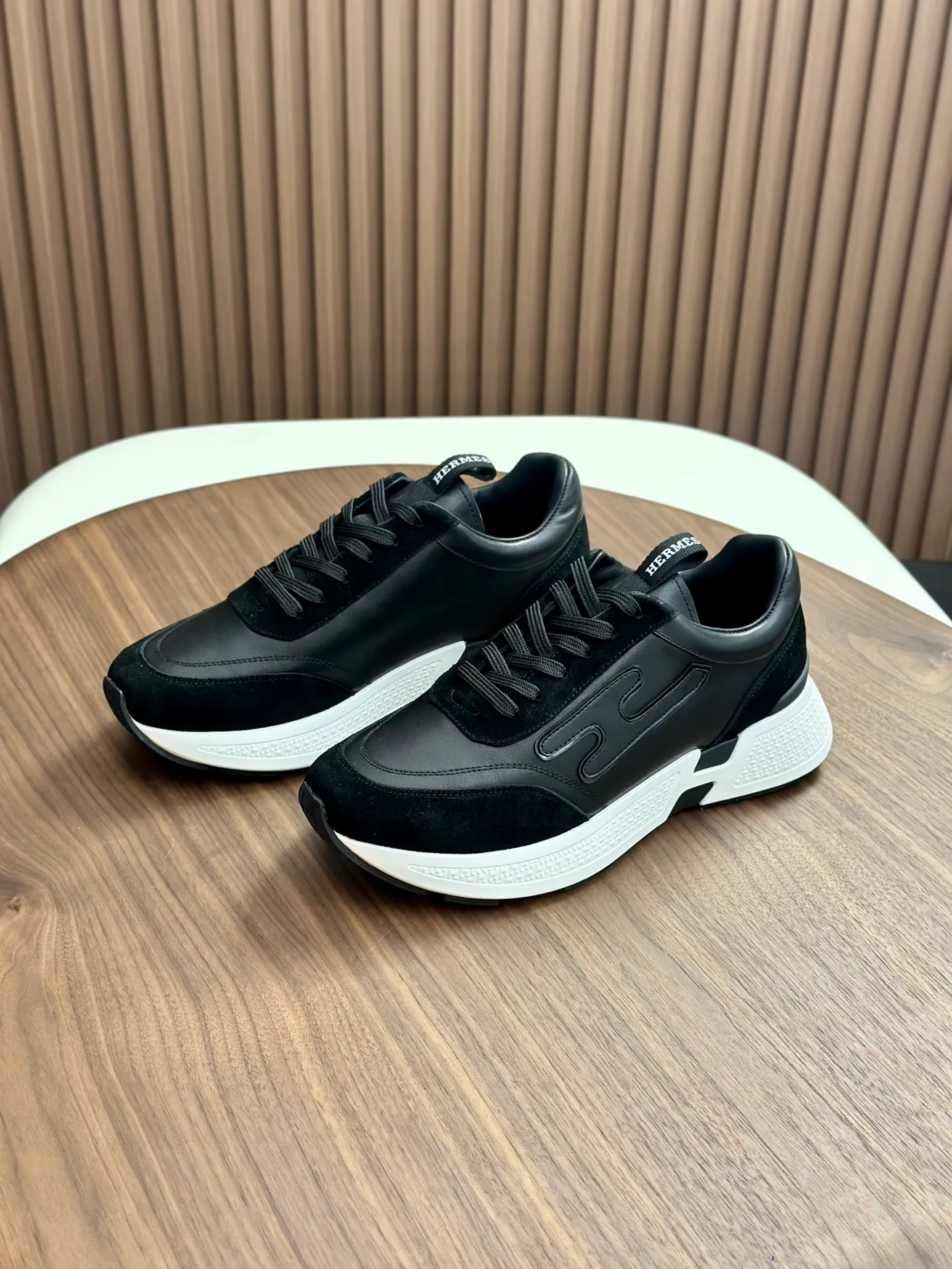 [HERMES] Hermès men's shoes 💰840💰 - High-end quality original order - Upper: 🔝 tumbled calfskin, brand canvas cloth, shoe body sewn with ´H´ pattern - Lining: water-dyed cowhide - Outsole: ultra-light T men's shoes 💰U foam rubber; two-color molded outsole - Ultra-high quality control, fine workmanship: highlighted (high-end, luxury, grade) -Size :39-44 (38, 45, can be customized)
